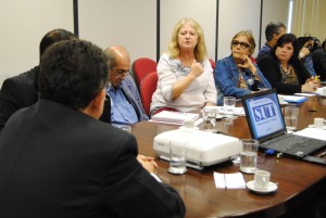 As representantes da Fenasps, Cleuza (MG), Eulália (RN) e Vivian (RS), debatem sobre o SUT em reunião no MTE realizada em 16 de julho